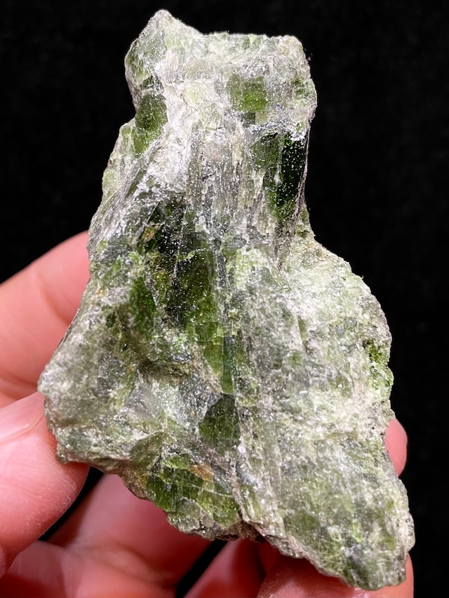 1) クロムダイオプサイト原石