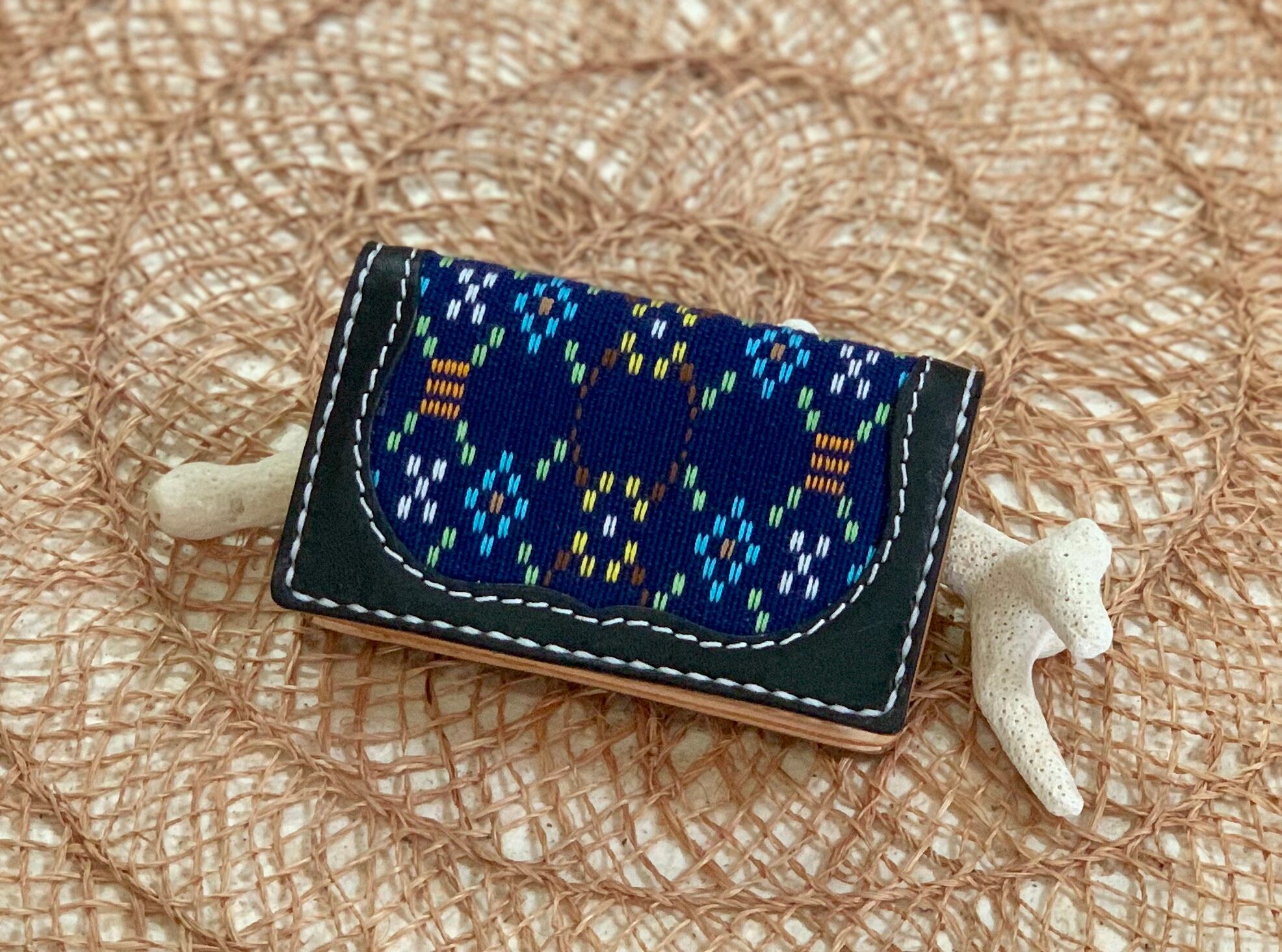 読谷山花織カードケース  　　花織の色　紺　　革　黒