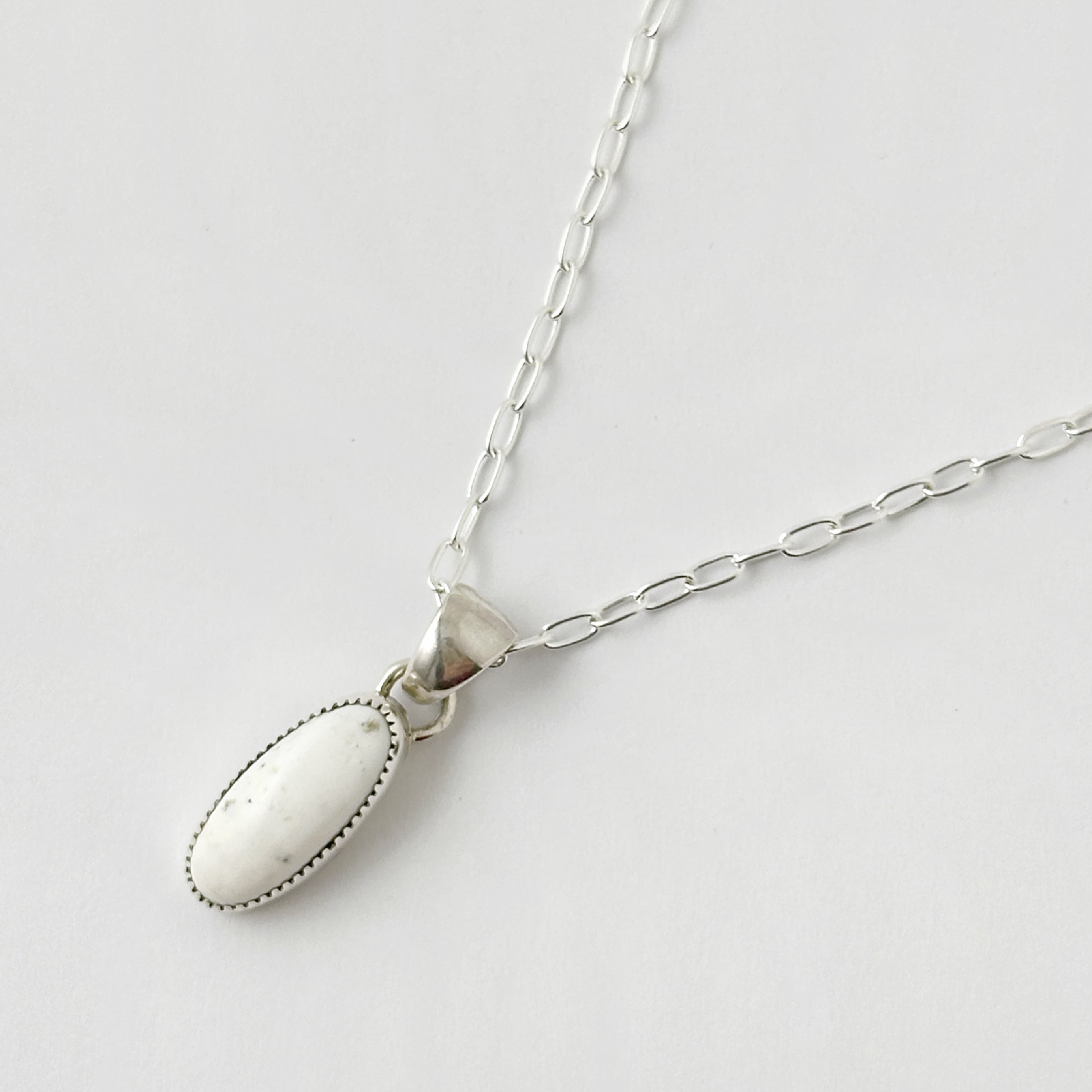シルバー製ホワイトバッファローペンダントネックレス Indian Jewelry 》ホワイトバッファロー スリム オーバル型 S