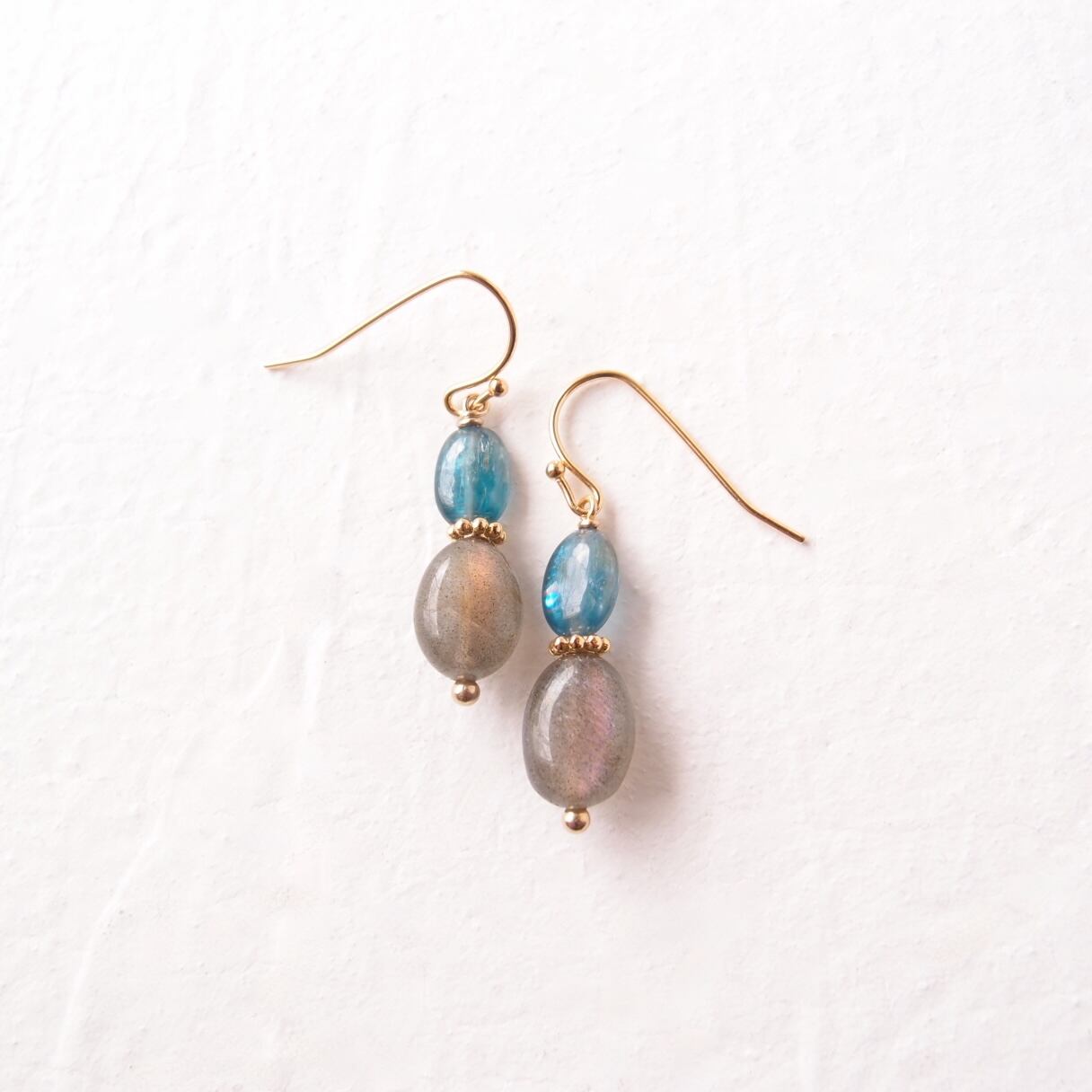 1717 ラブラドライト×カイヤナイトのピアス Kyanite × Labradorite Earrings／カイヤナイト×ラブラドライトピアス