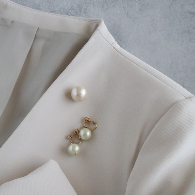 【期間限定/セット割】コットンパールピンブローチとコットンパール 一粒 イヤリング（ピアス）のセット（ゴールド）