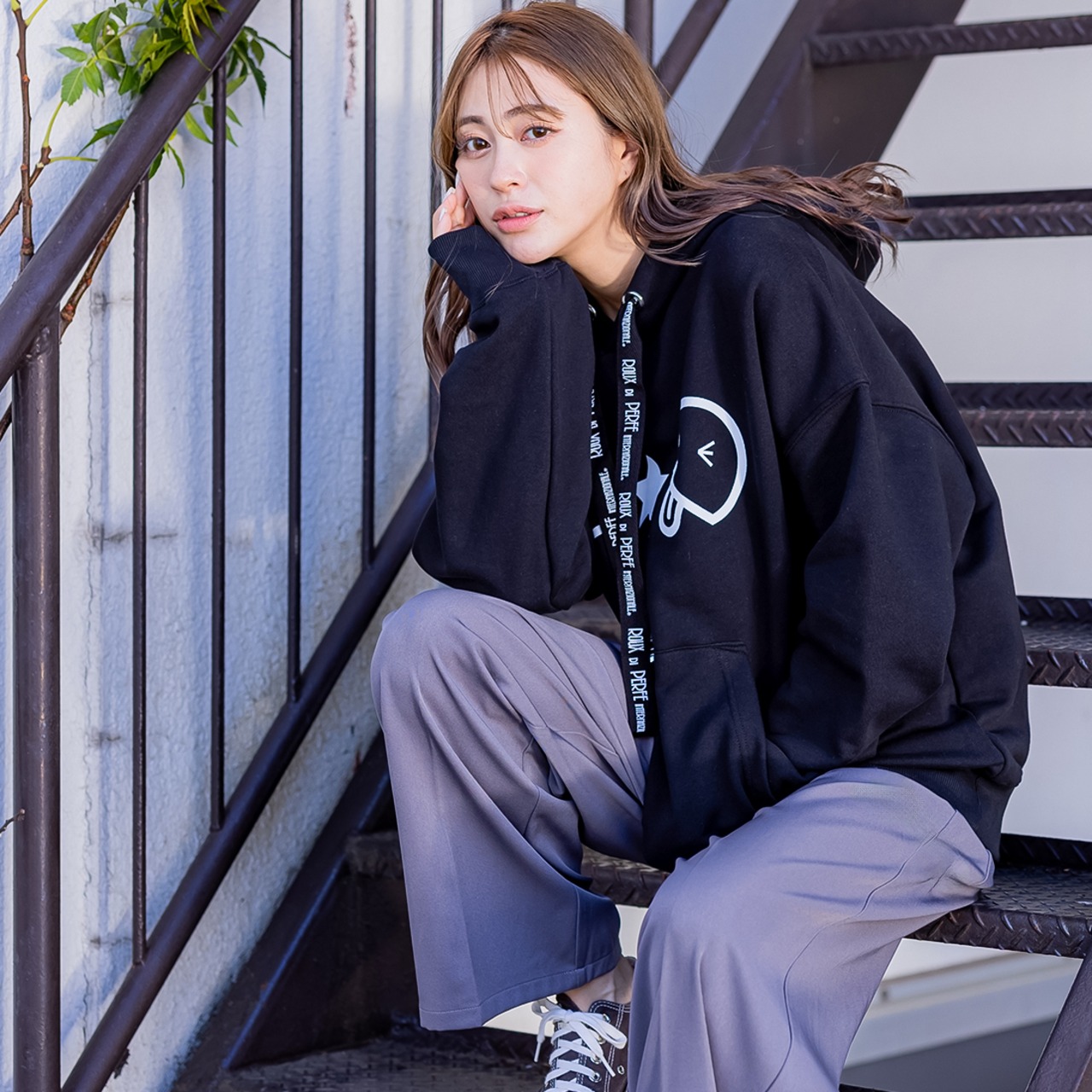 ロゴ紐ベーマークパーカー