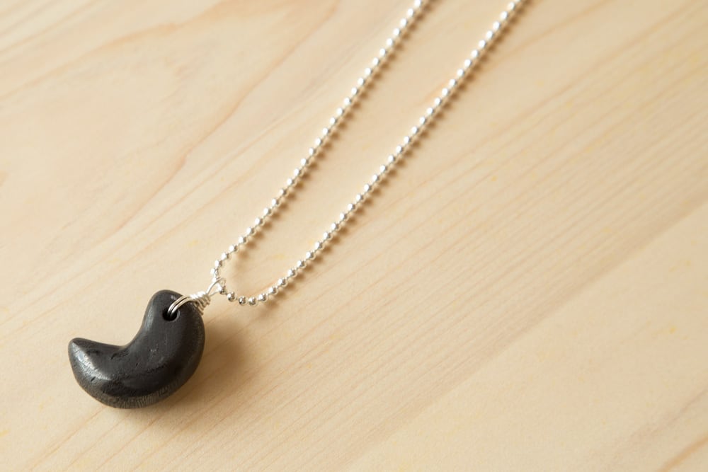 金属の輝きと自然の優しさ。-備長炭勾玉ボールチェーン- | アジアイロ