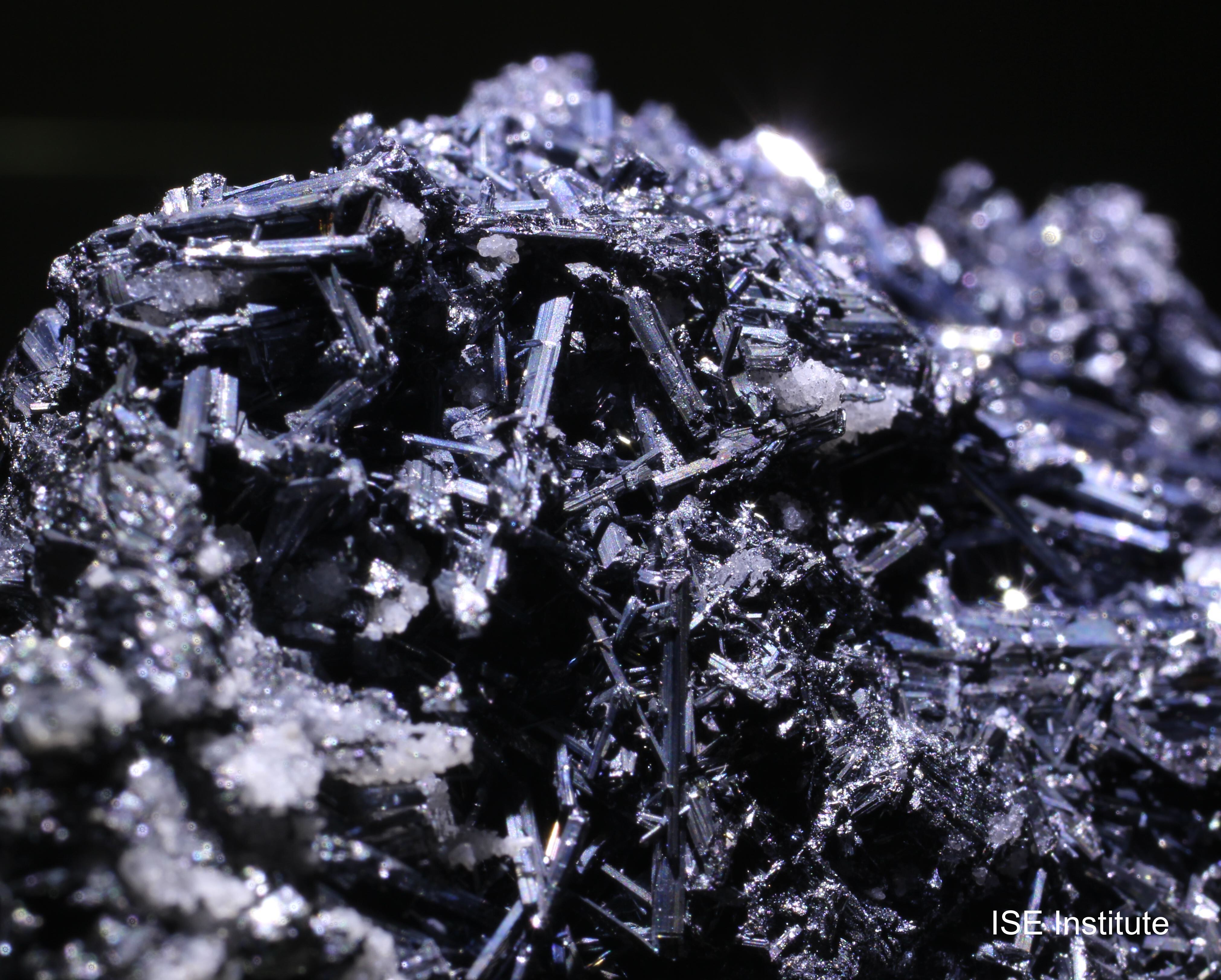 中国産 輝安鉱（スティブナイト）放射状結晶｜赤色共生鉱物付き 鉱物標本 輝安鉱 スティブナイト 美しい繊細な結晶 中国産 鉱物標本 No10
