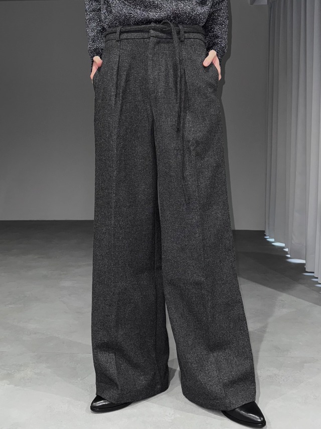 belted wide tuck trousers / gray