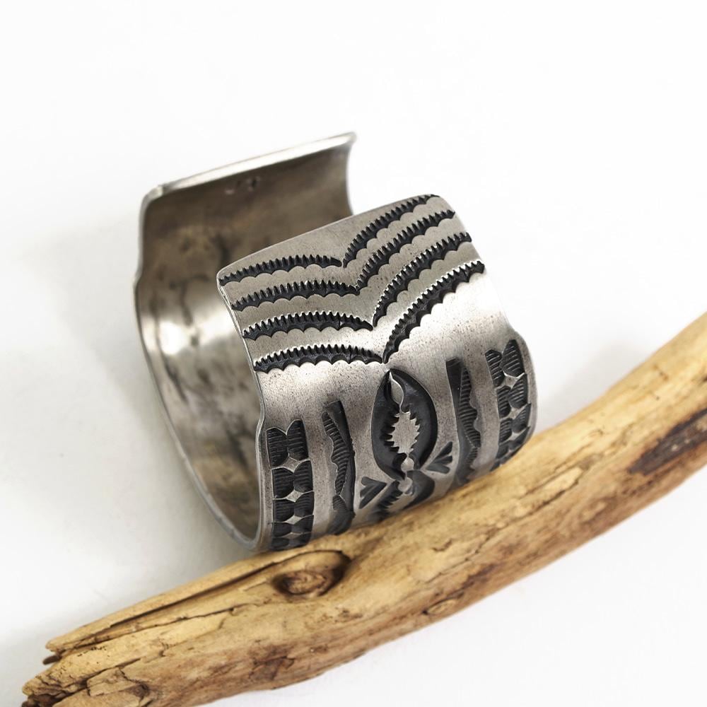 INDIAN JEWELRY インディアンジュエリー】Navajo Stampwork Widebangle