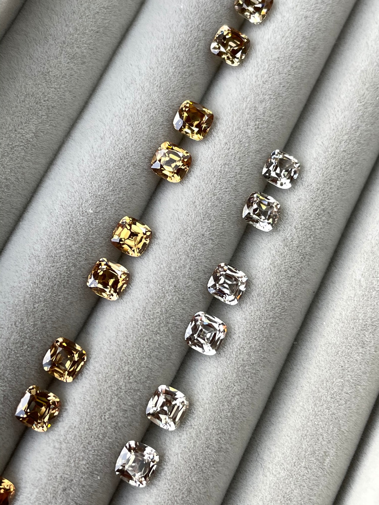 【2ピースペアのセット販売】 シャンパーニュジルコン クッションシェイプ タンザニア産 5x5mm