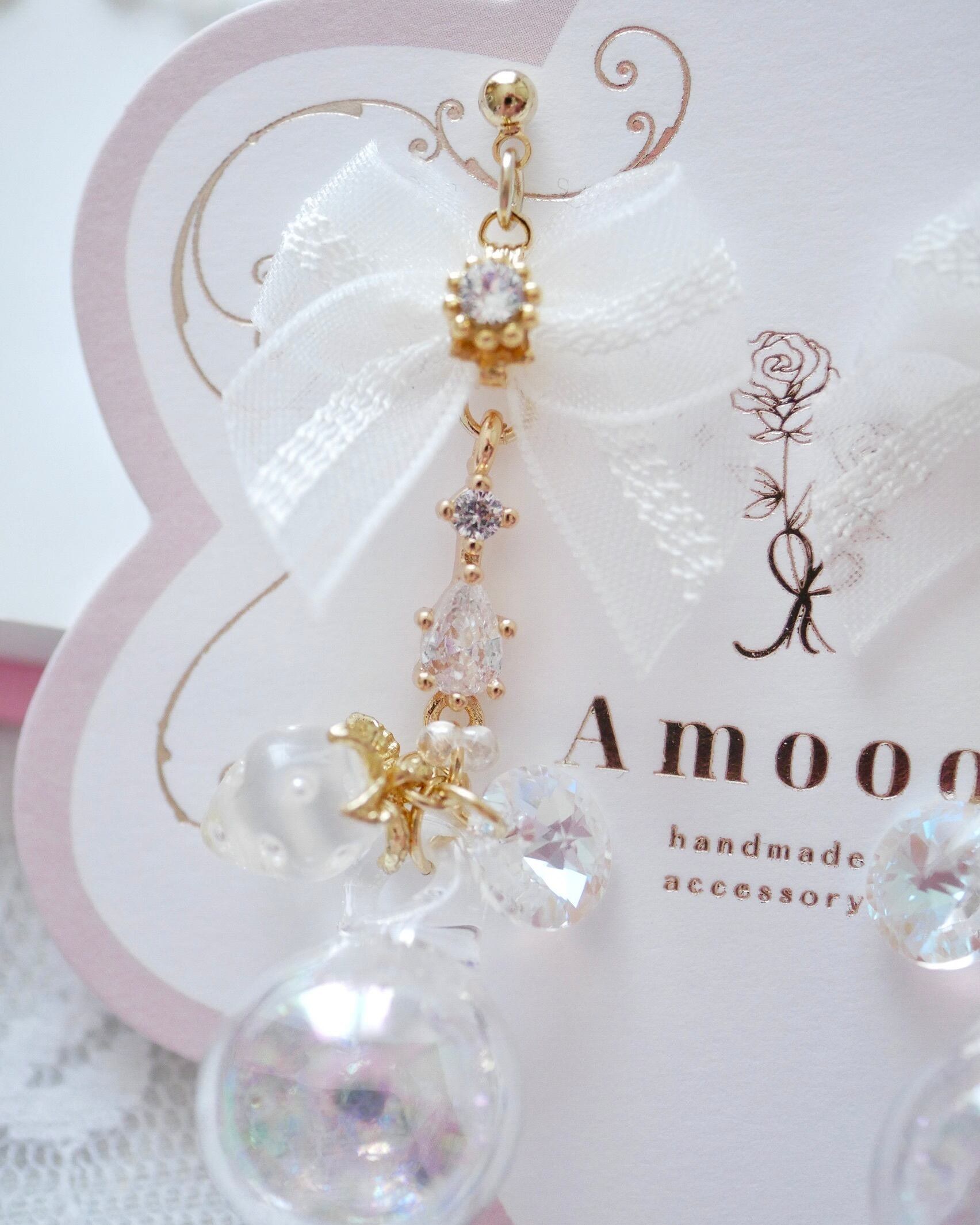 【355】ガラスドームとお花のイヤリング／ピアス 355】ガラスドームとお花のイヤリング／ピアス