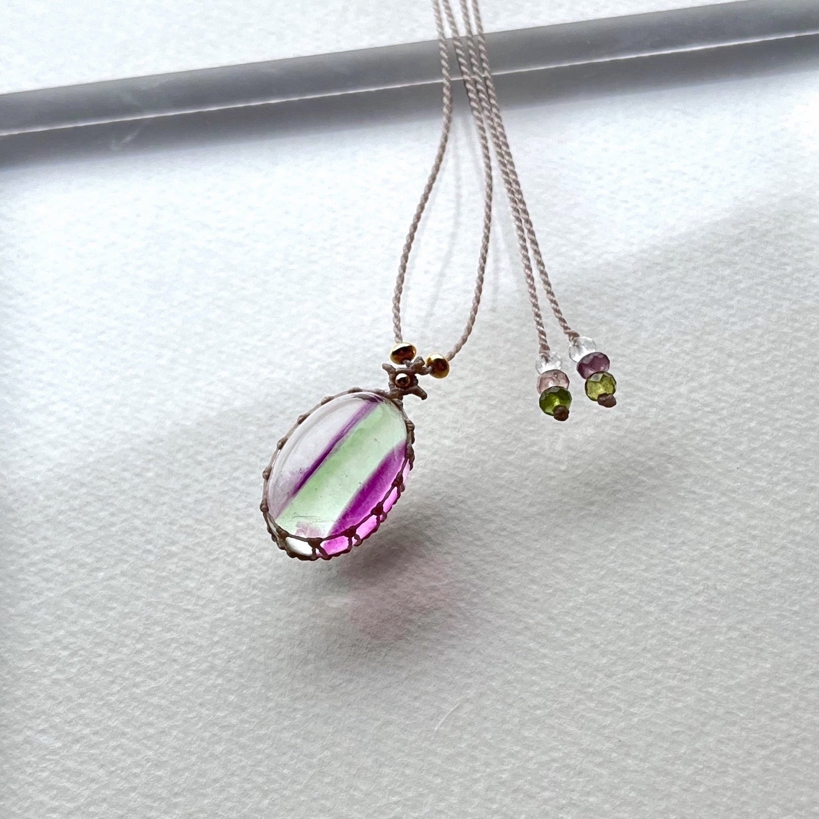 フローライトのマクラメ編み 天然石ネックレス | SHANTi WALA