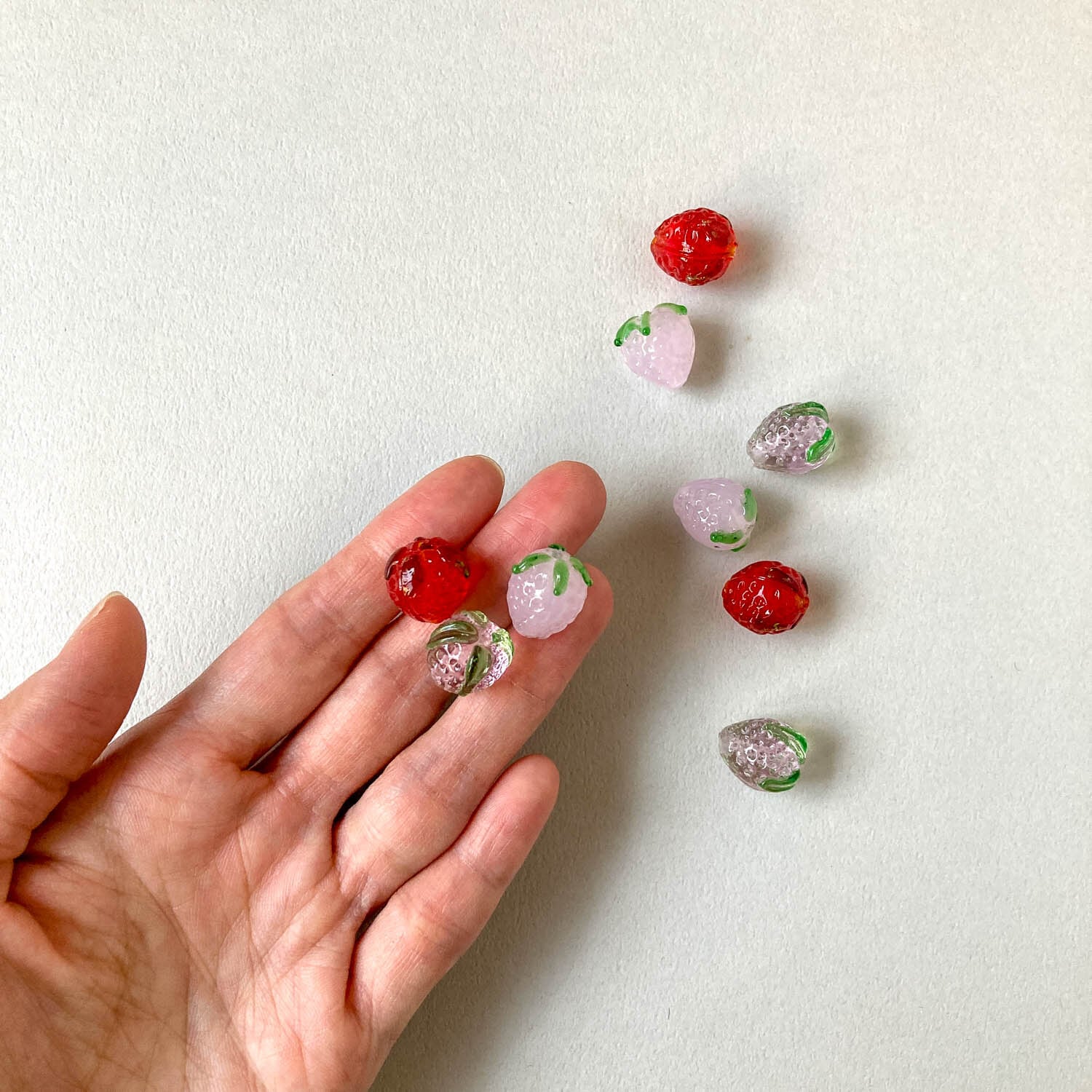 新色追加〉いちごのガラスビーズ | Dua-アクセサリーパーツショップ