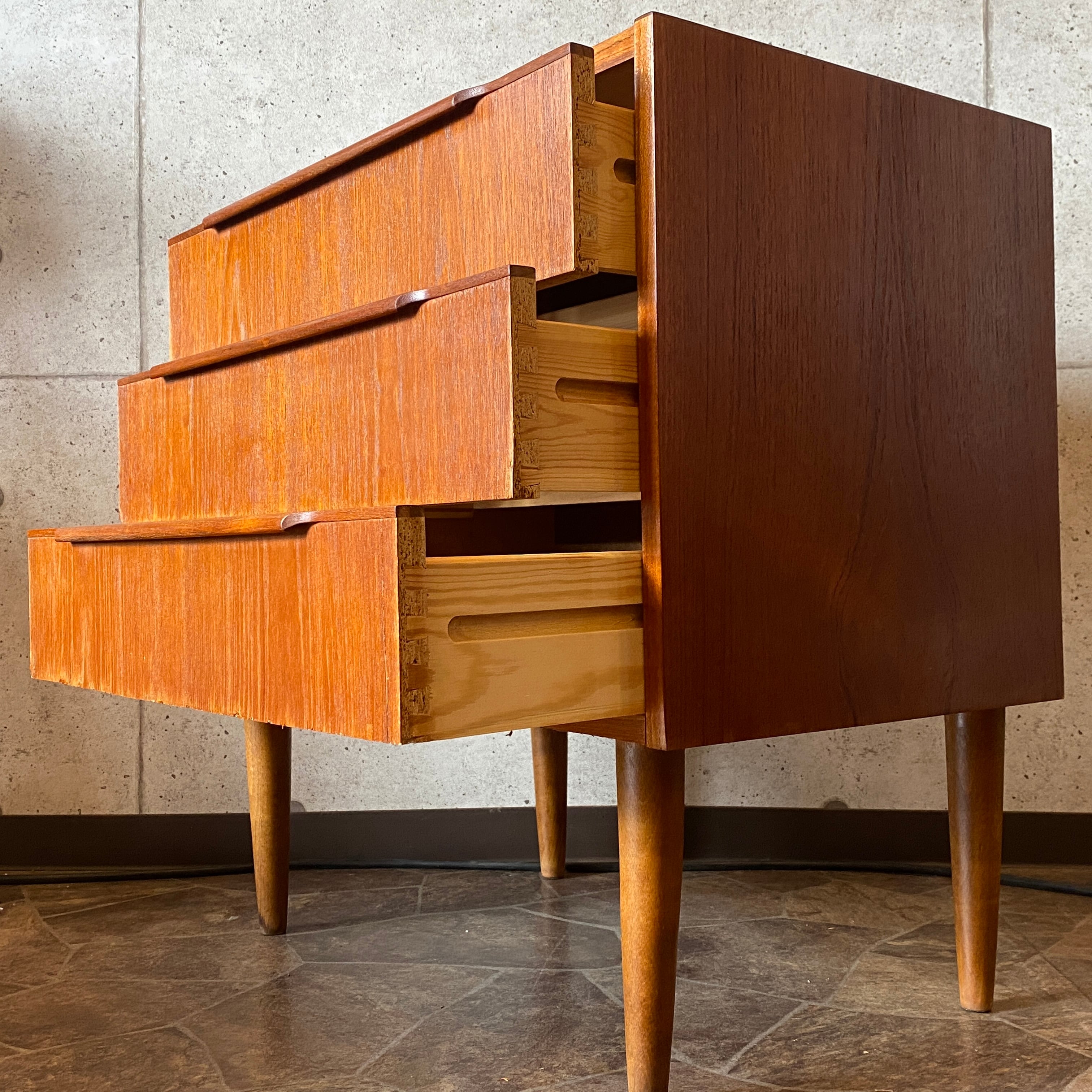 北欧ヴィンテージ　チークの3段チェスト デンマーク ヴィンテージ チェスト 棚 3段 チーク材 収納 北欧