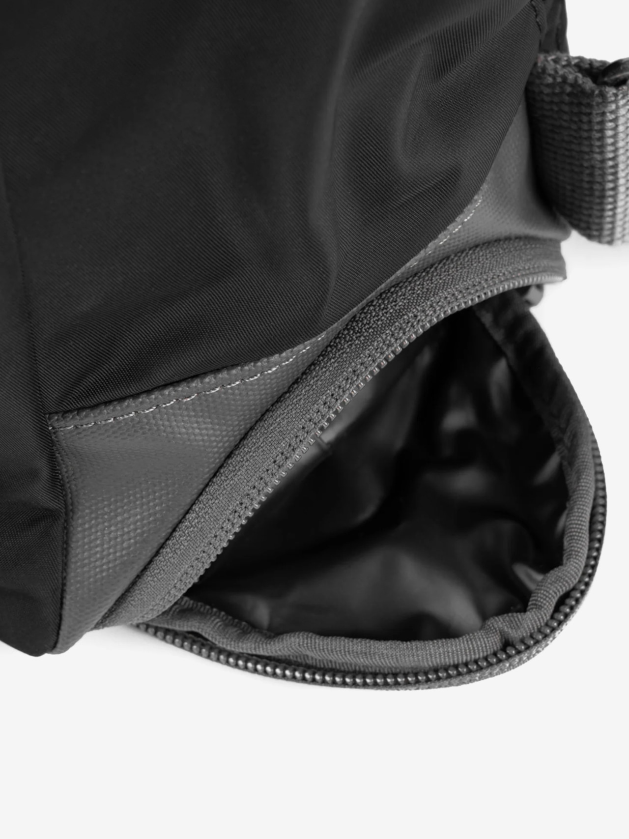 ROKA「BAYSWATER UMBRELLA BAG - BLACK（リュックと折りたたみ傘のセット）」ー 送料無料