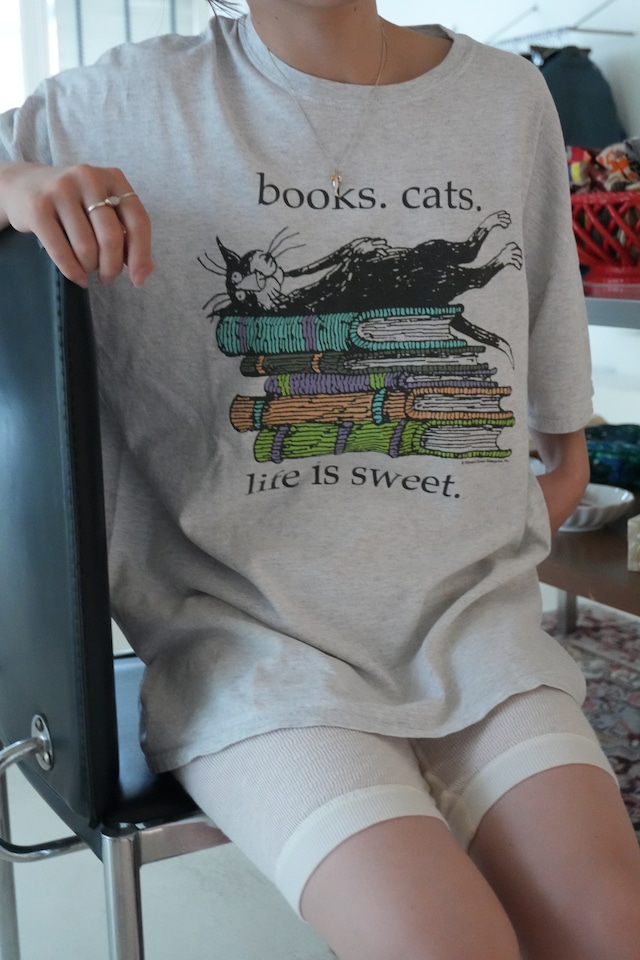 90s Tee ( books. cats.)