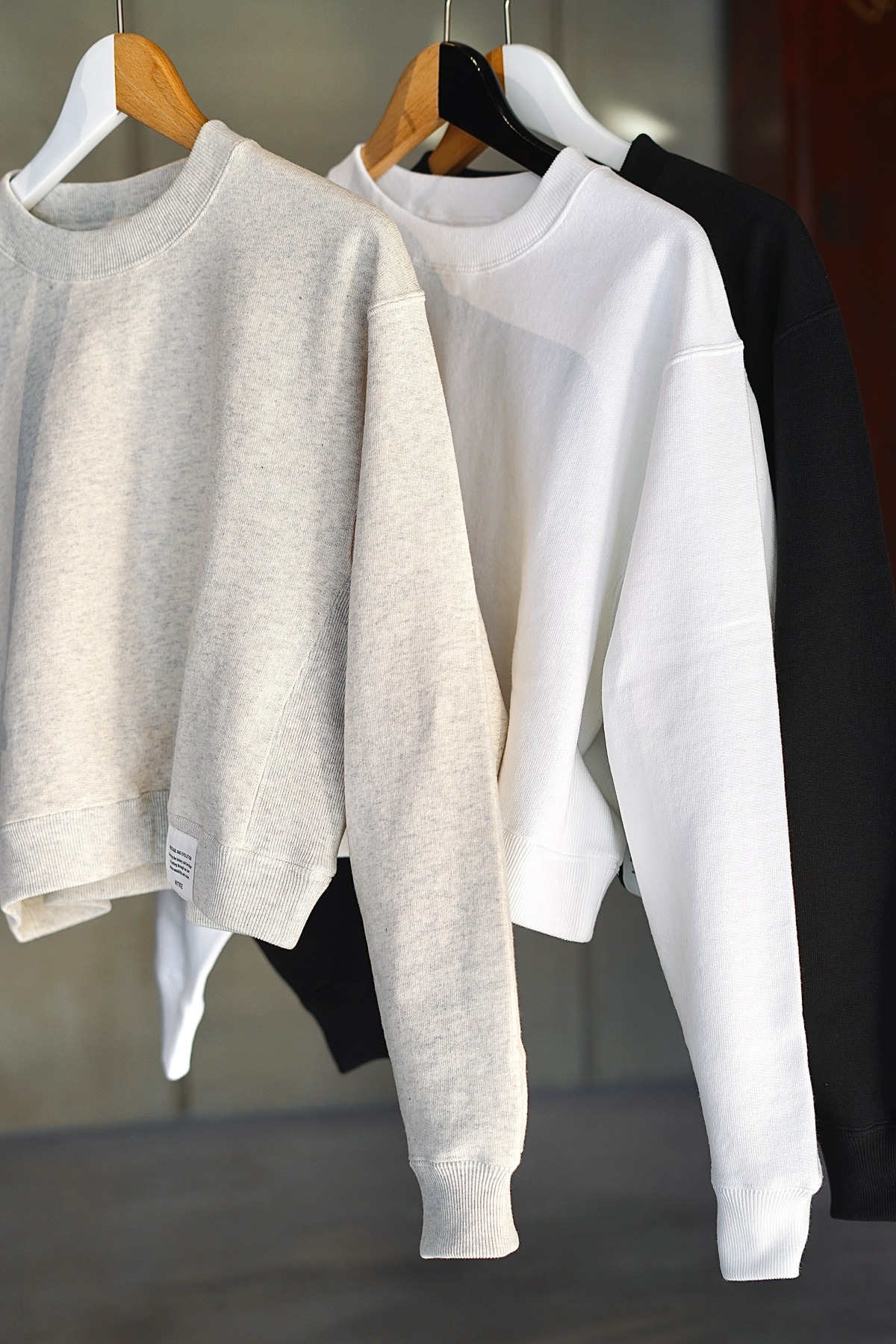 HYKE / CROPPED SWEAT SHIRT(BLACK , WHITE , OATMEAL) | JUQUI Online 