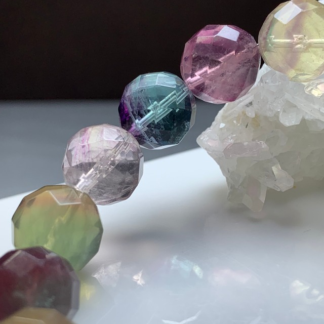 no8.多彩な変わった色合いフローライト・ブレスレット