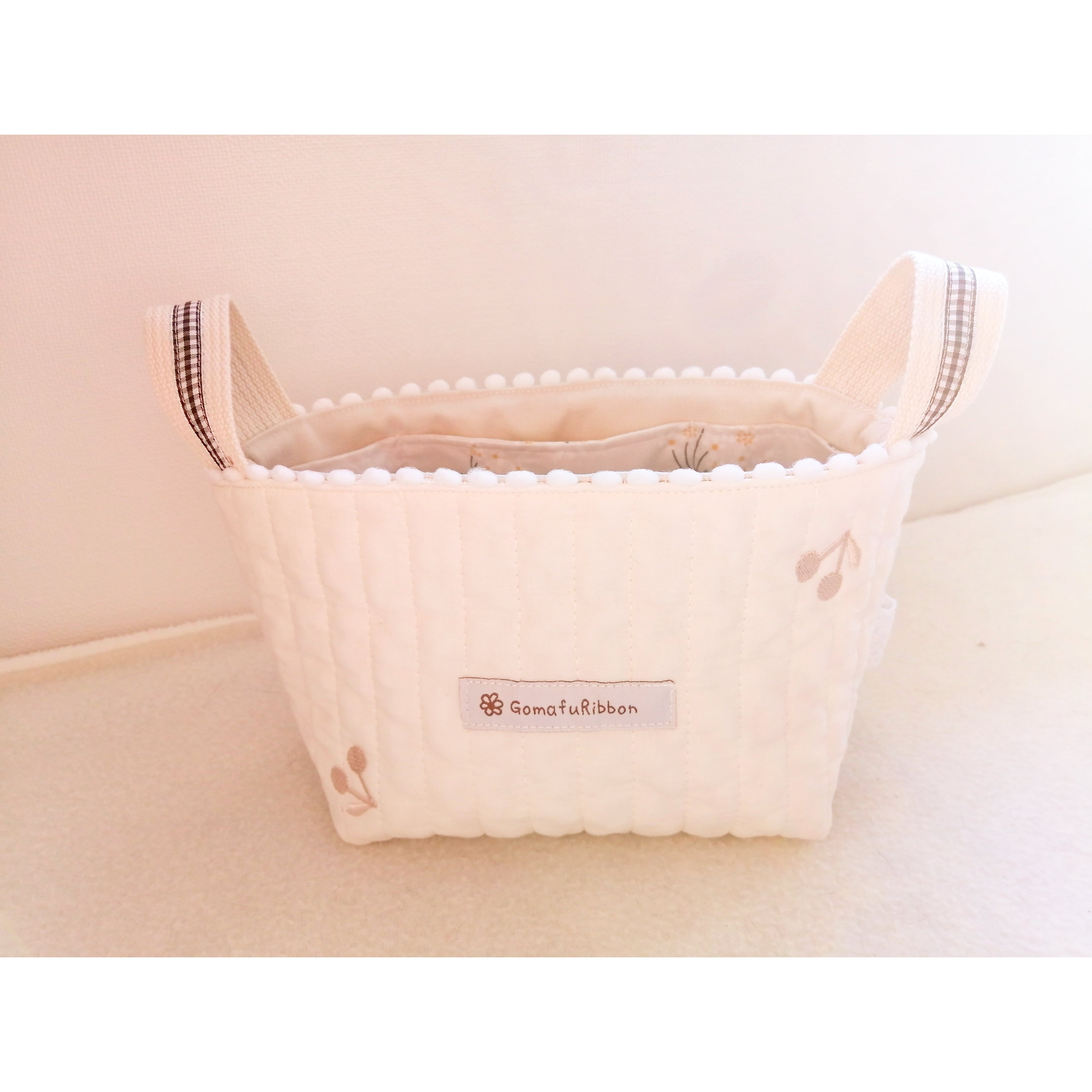 ぽんぽんギンガム布バスケット ヌビキルト グレー さくらんぼ刺繍 ポンポンふちどり ブラウンギンガムリボンの持ち手