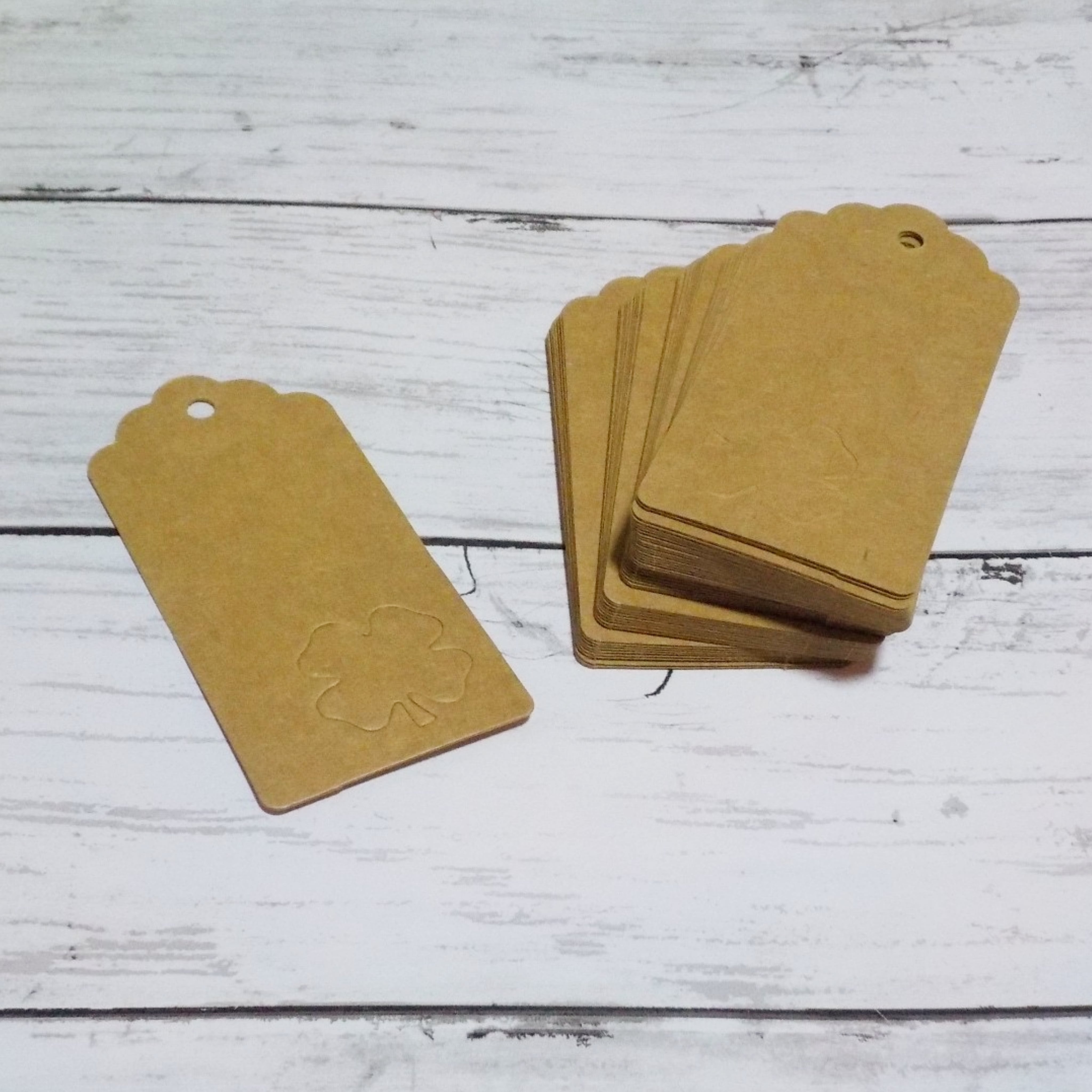 よつ葉のクローバーのくり抜きがついた紙タグ 50枚 麻紐50本付き