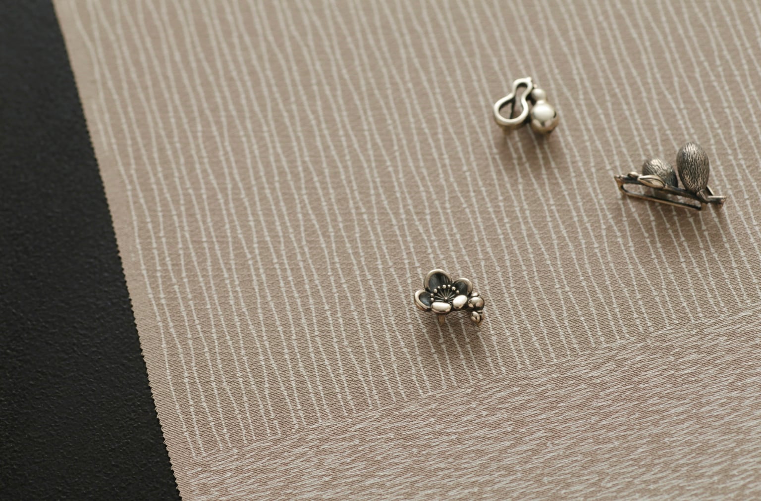 九九 銀細工帯留