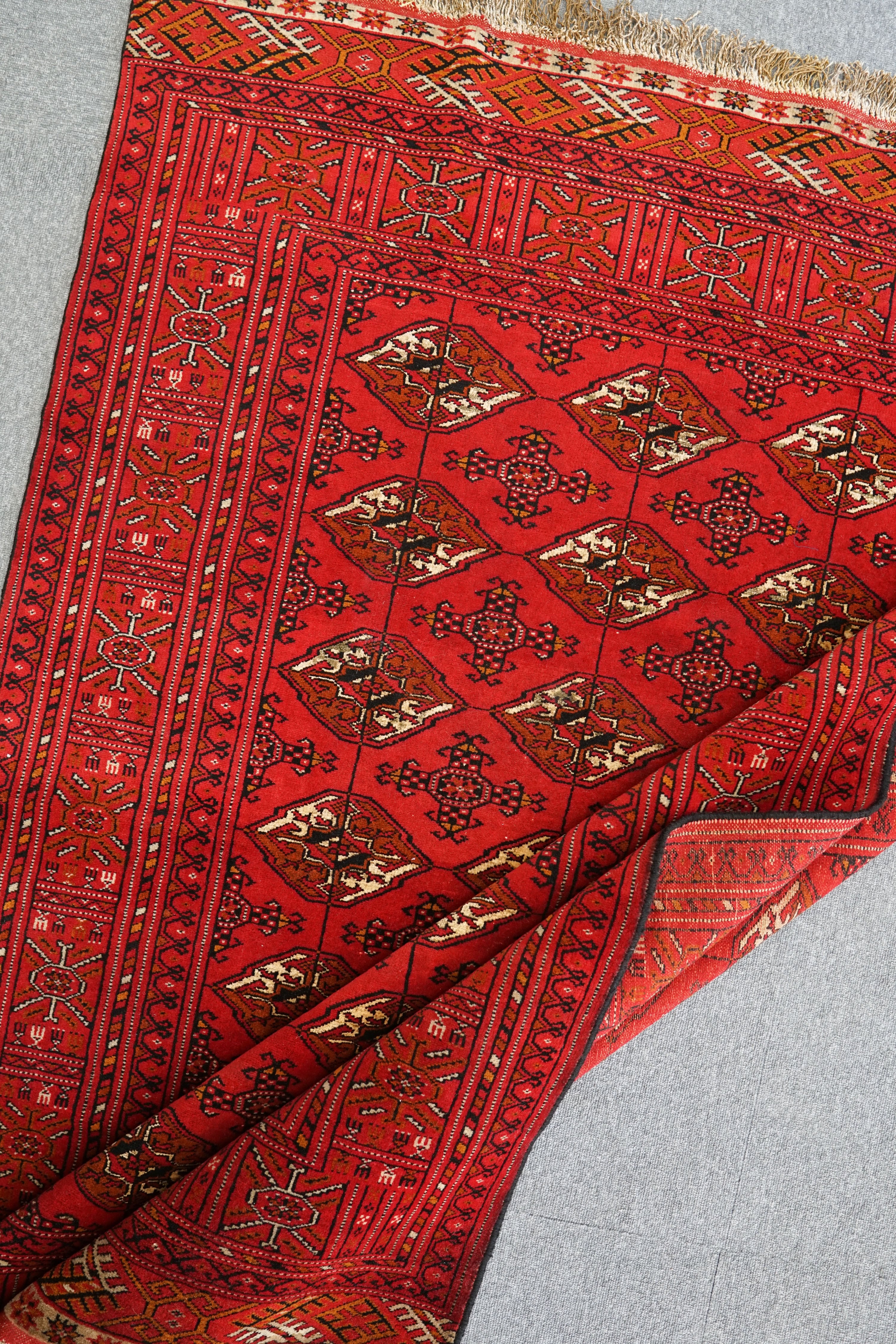 トルクメン手織り絨毯 size:192×126cm iveyartistry.com
