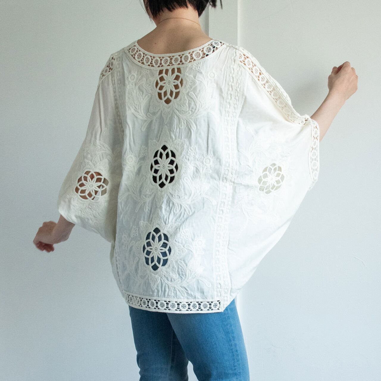 繊細刺繍のクルーネックブラウス_NAT