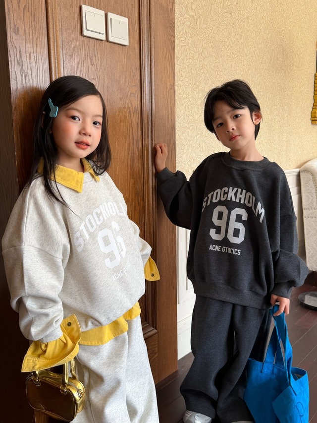 ナンバリングスウェットセットアップ（2色展開）KMAI｜上下セット ロゴ｜小学生 ジュニア対応｜通学 普段着｜韓国子供服｜男の子 女の子｜100-160cm｜2026秋服 ［取寄］