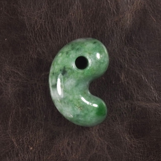 糸魚川翡翠 鮮緑入り緑斑 まがたま 勾玉 13.5g Itoigawa Spotted Green 