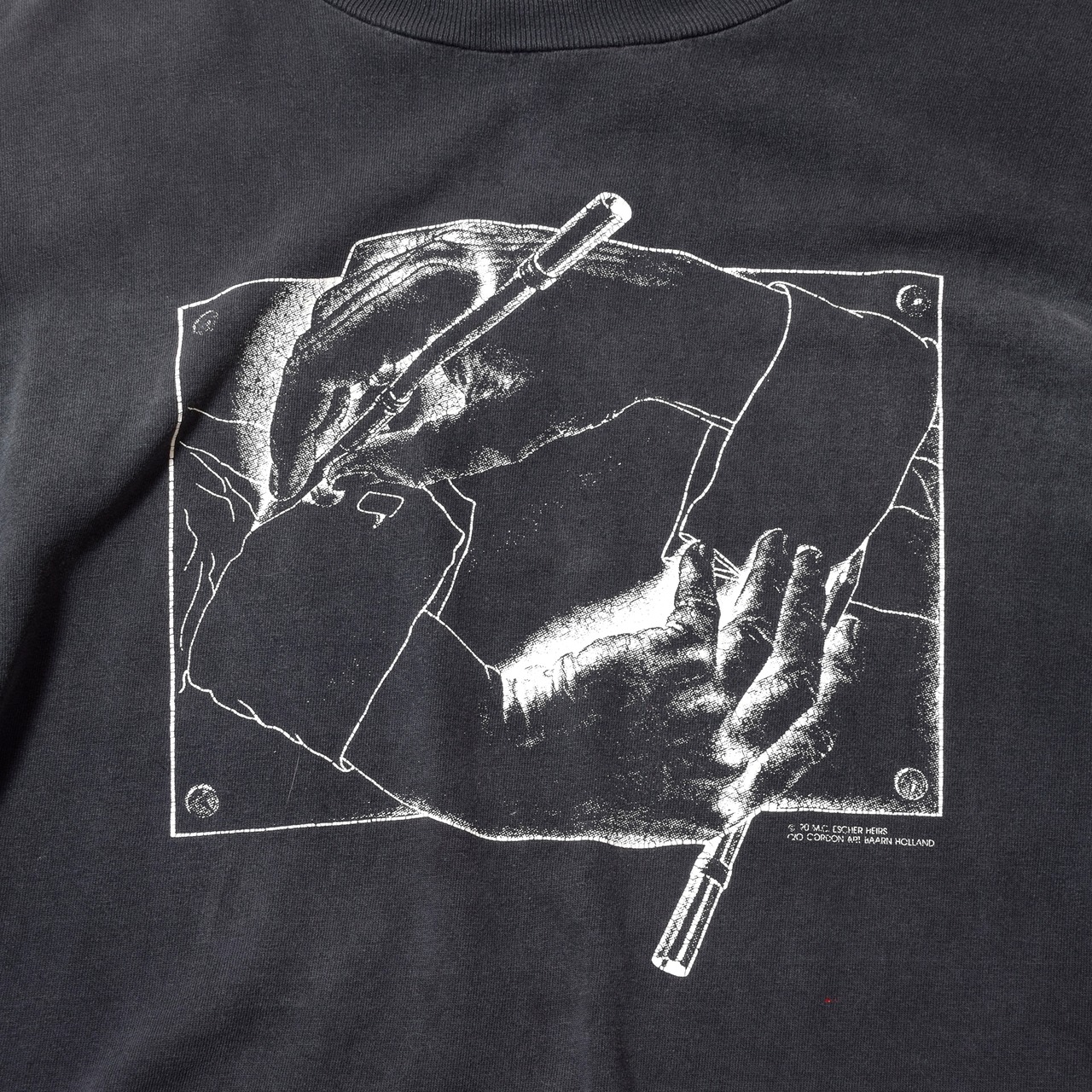 90s M.C. Escher（マウリッツ・エッシャー） Drawing Hands アートプリントTシャツ USA製