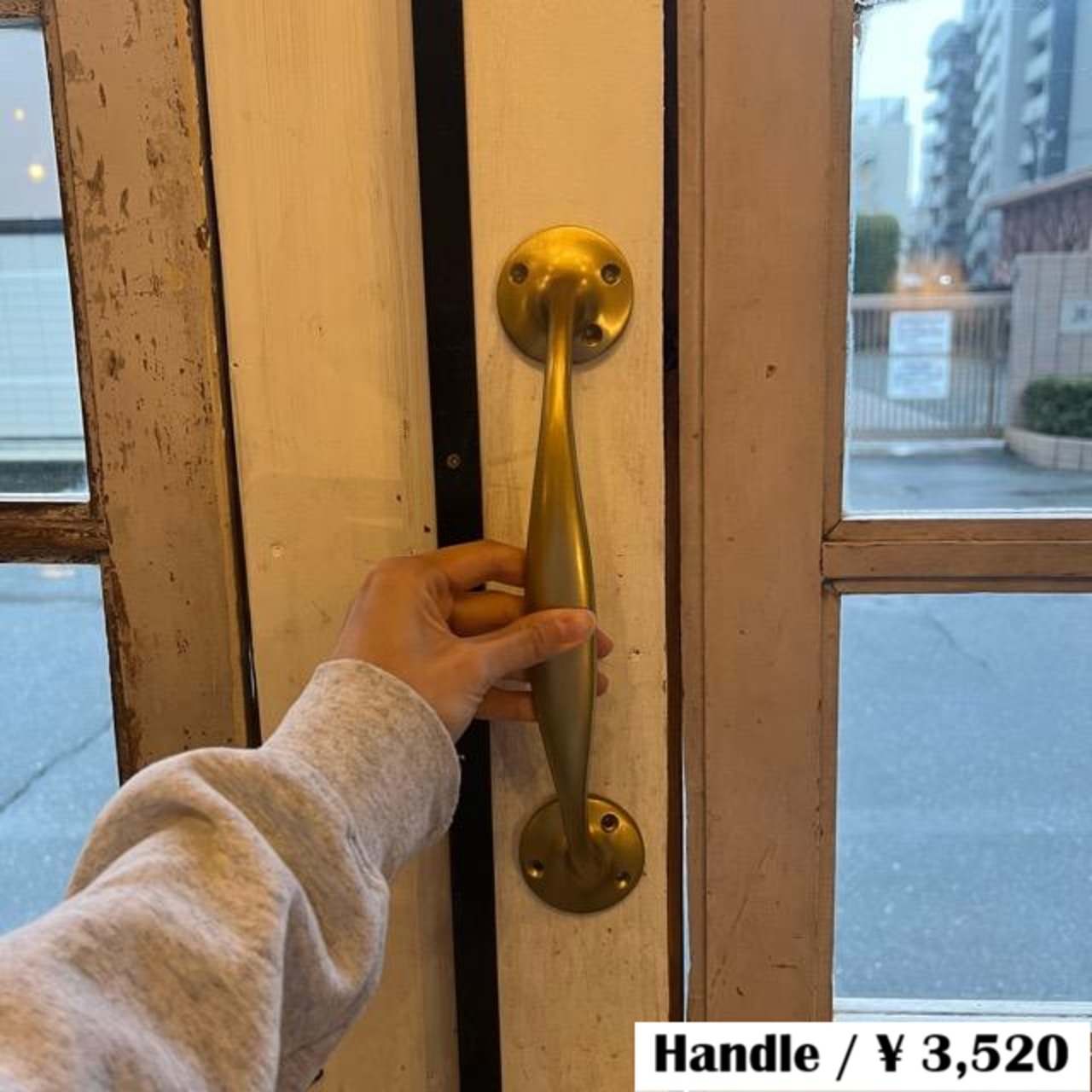 Antique gold iron door handle, perfect for interior decoration, entryway, or living room.　