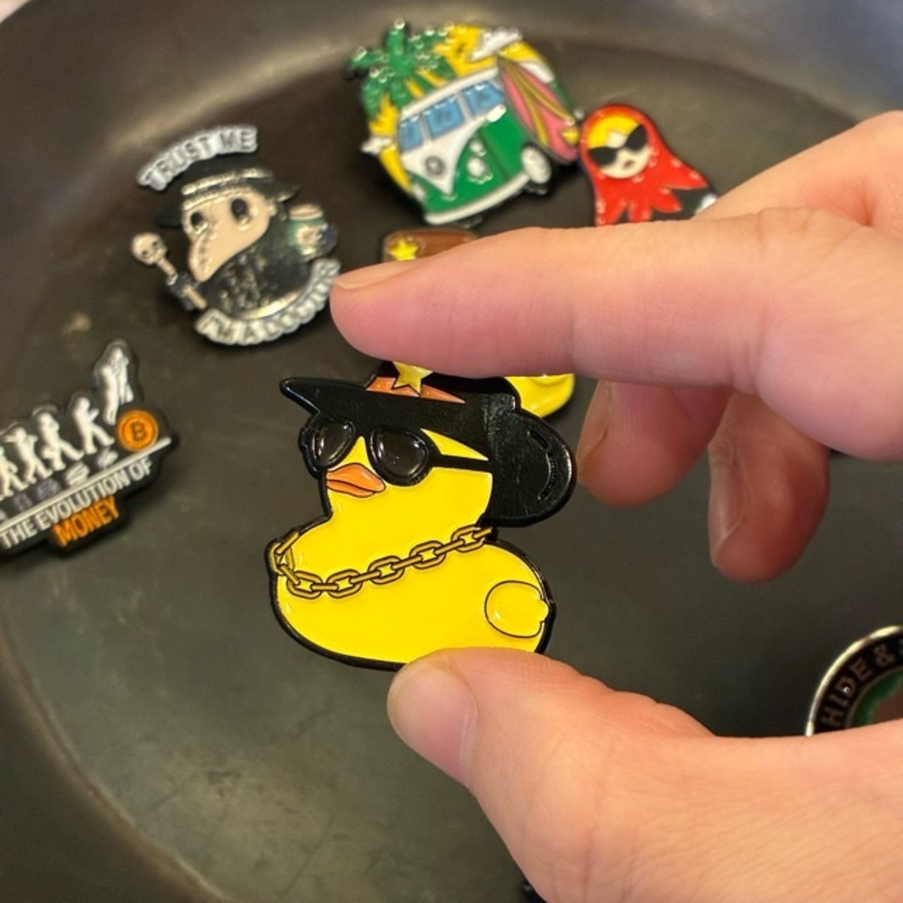 TOPANGA Jewelry Pin Brooch Police Duck　ピンブローチ　警官のアヒル　ブラック　保安官　帽子　ジャケット　バッグ　ギフト　プレゼント