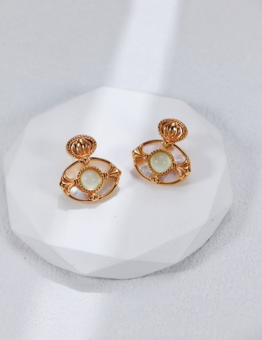 【果実の雫】SV925葡萄瑪瑙×白蝶貝ピアス|優雅と気品を纏う ヴィンテージジュエリー