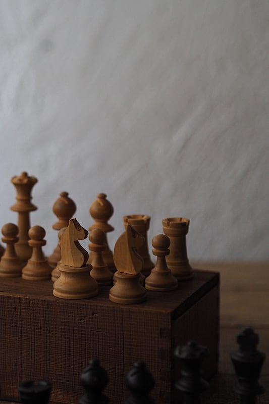 チェスセット 次の一手を指す-vintage chess in box set