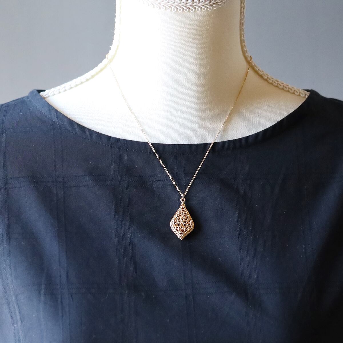 Arabesque 透かし模様の大ぶり雫ネックレス｜45cm SUS316｜ゴールド or