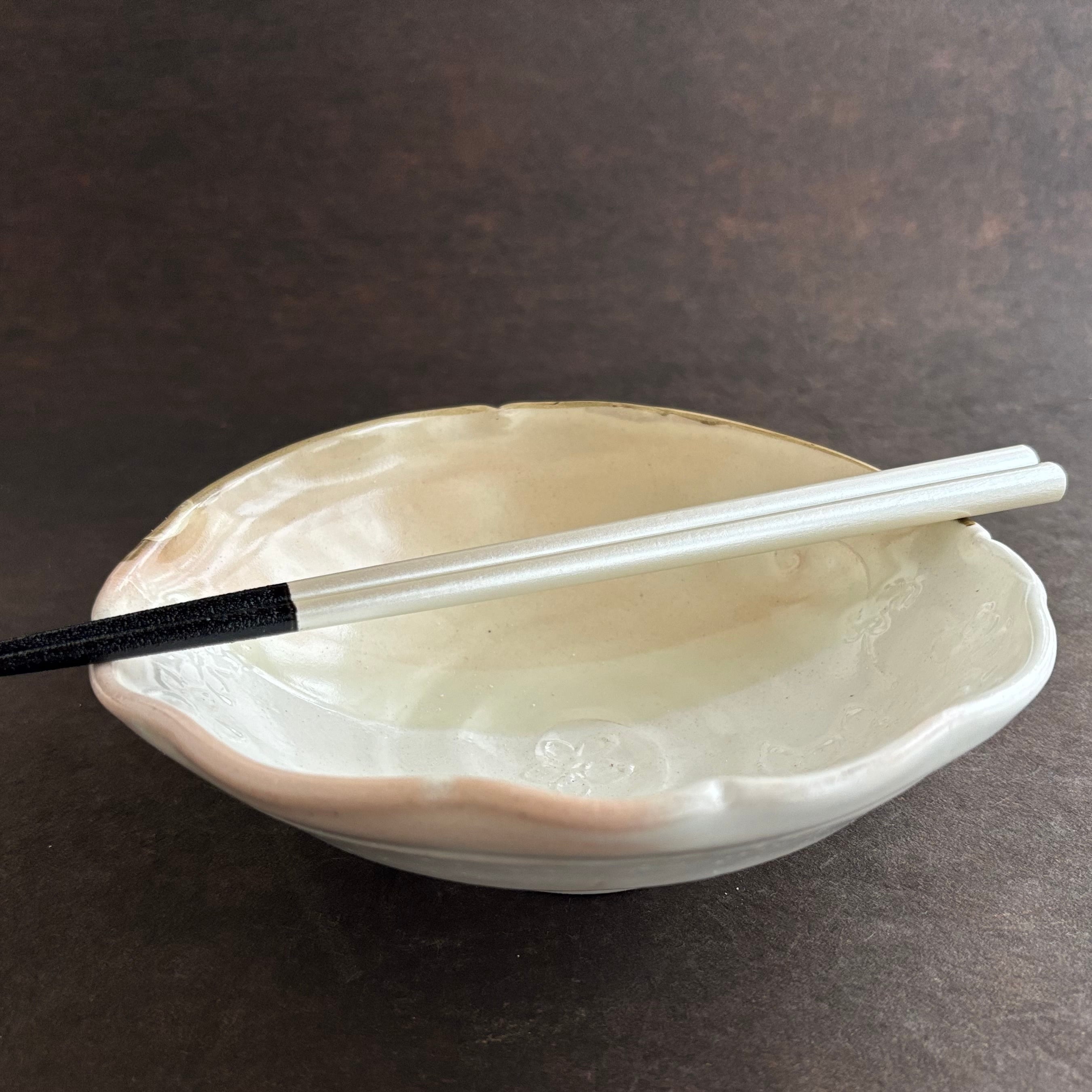 土和のルリエフ粉引き　ひらひら鉢