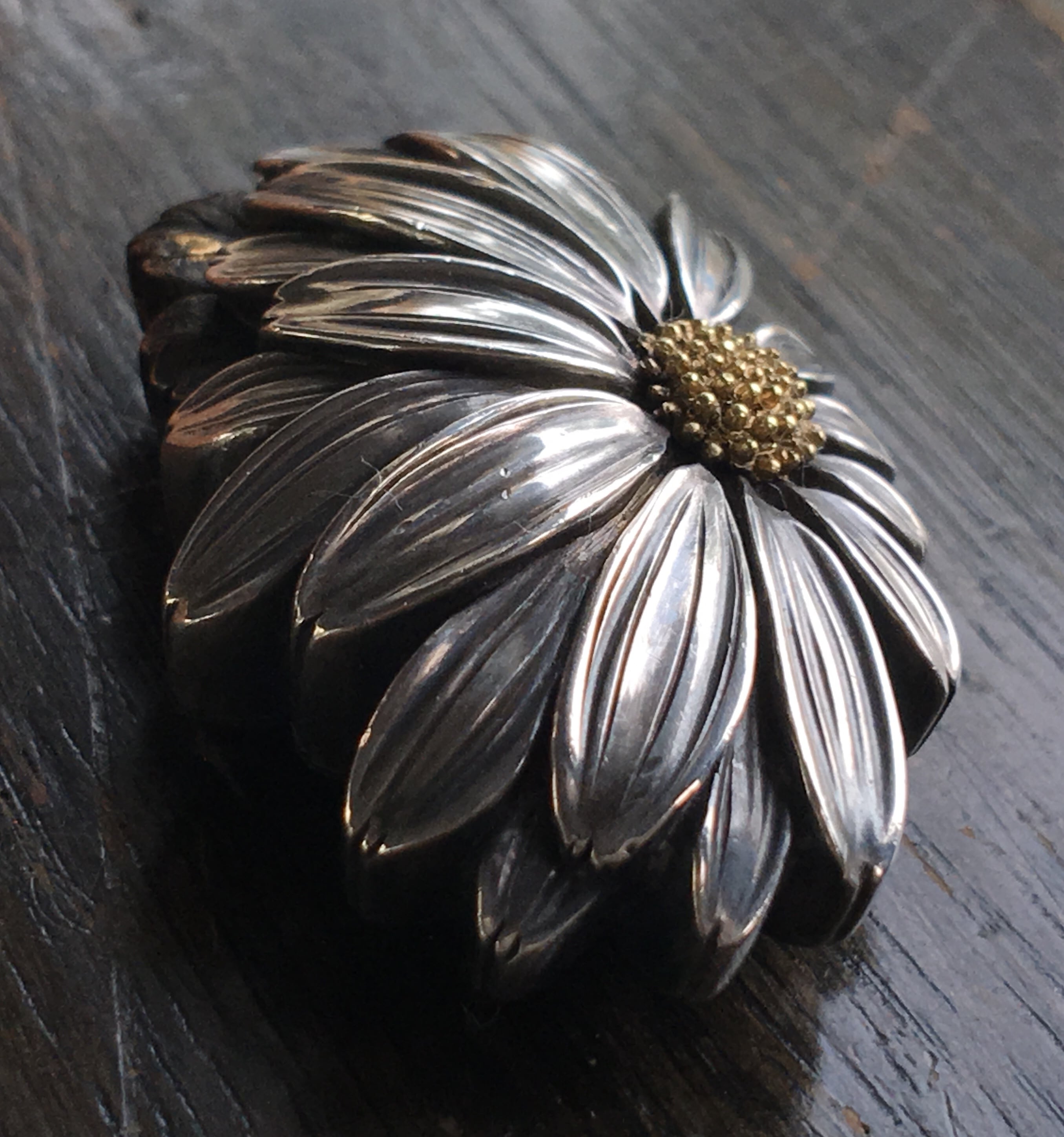 アンティーク 在銘金工 美しい菊の帯留め