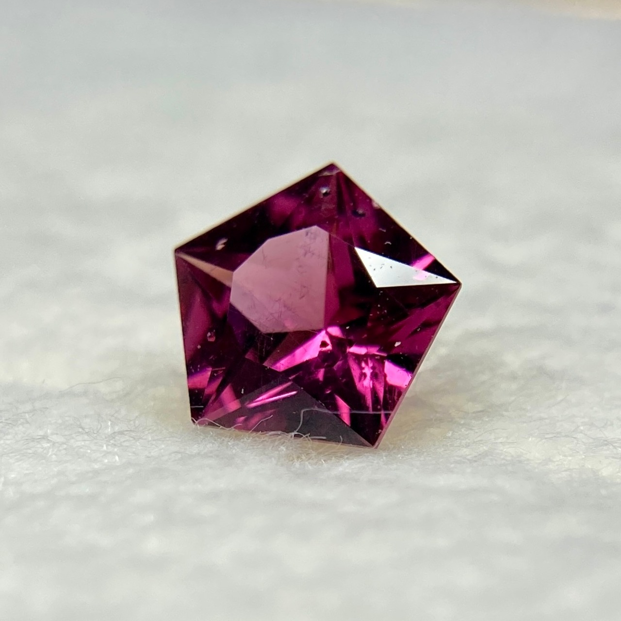 ロードライトガーネット 0.580ct 赤紫色 簡易ソーティング付き r-0383
