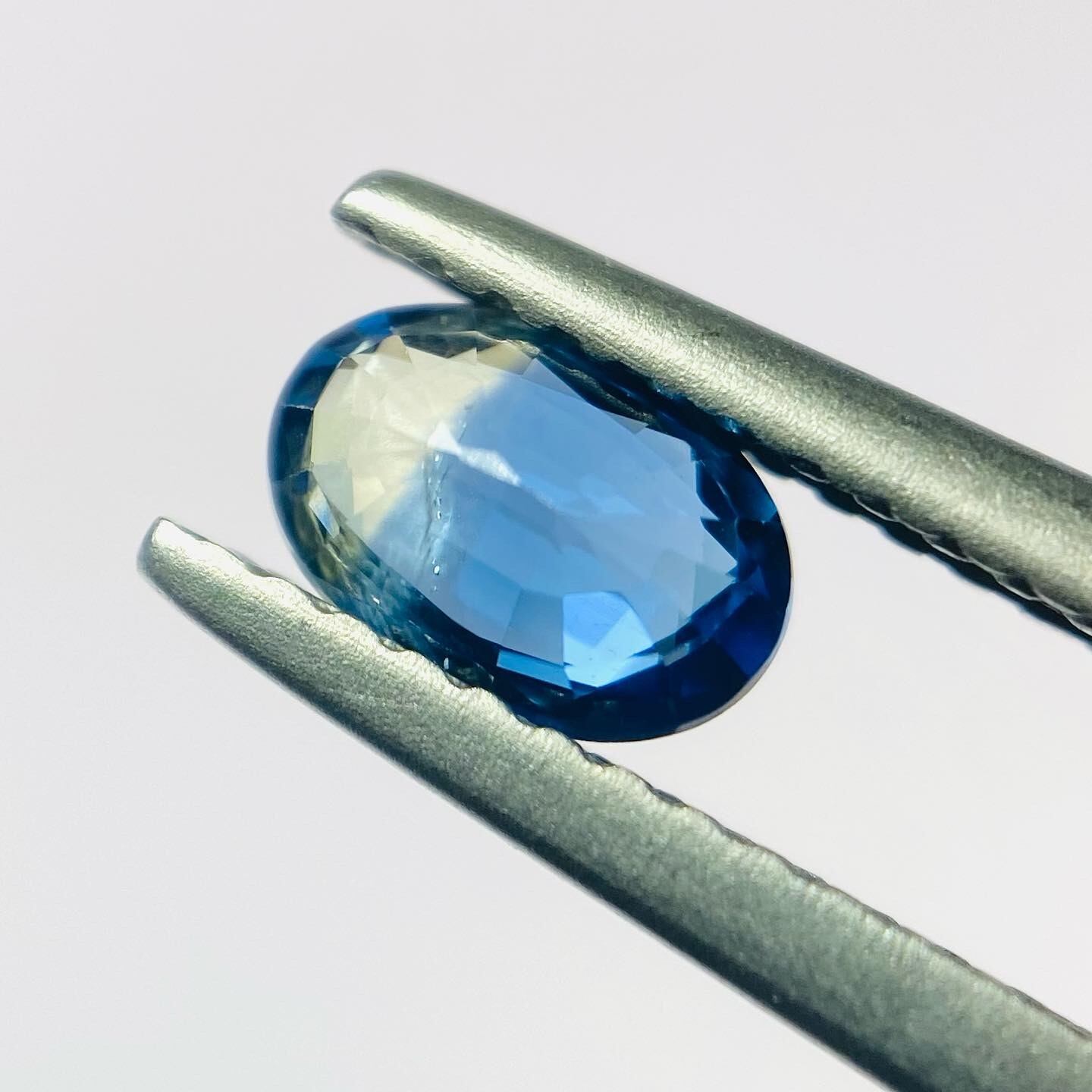 雪化粧の富士山　バイカラーサファイア