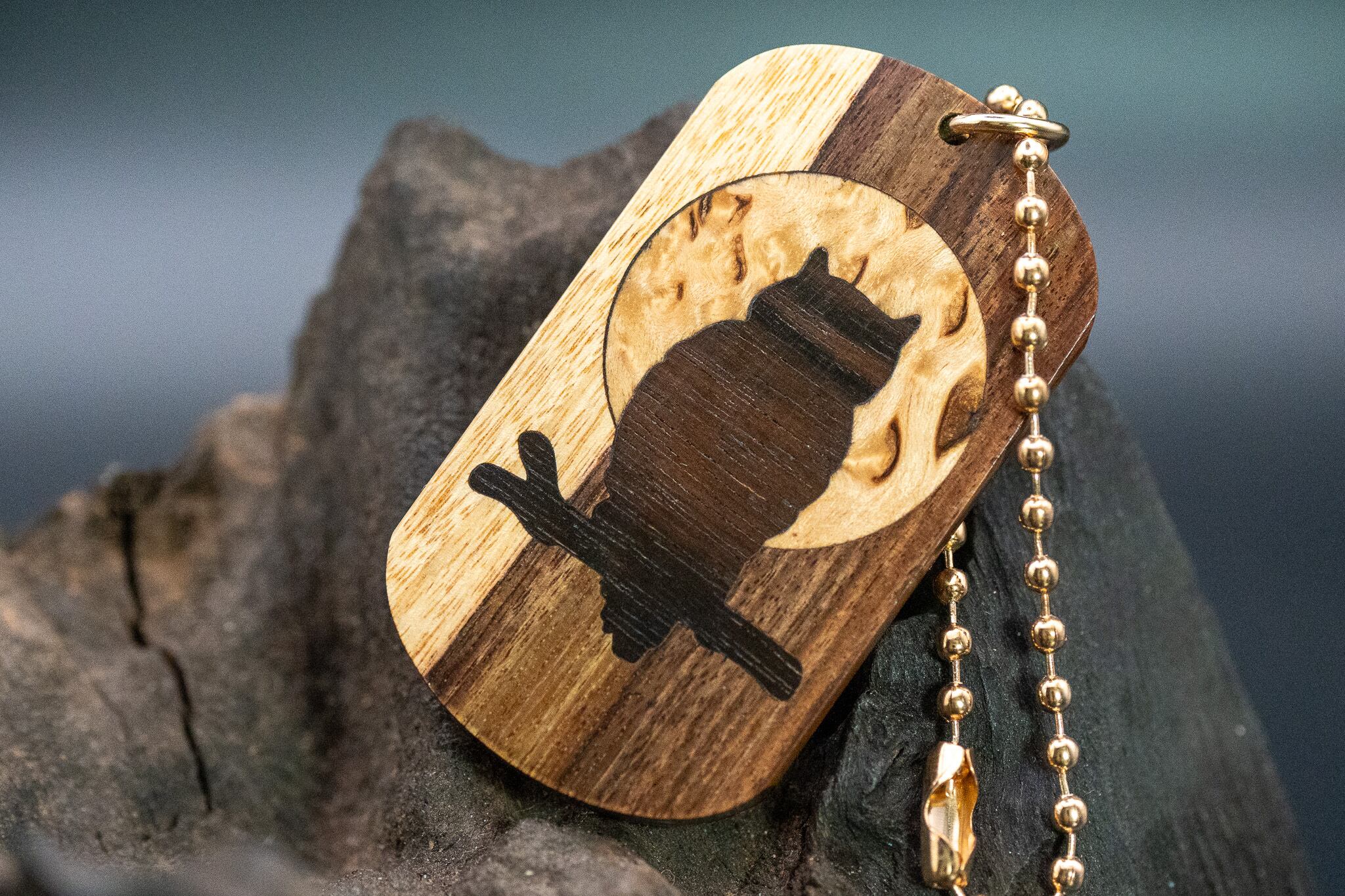 【カリブ海の緑の宝石】コーカスウッド ツートン ドッグタグ 象嵌 夜とミミズク