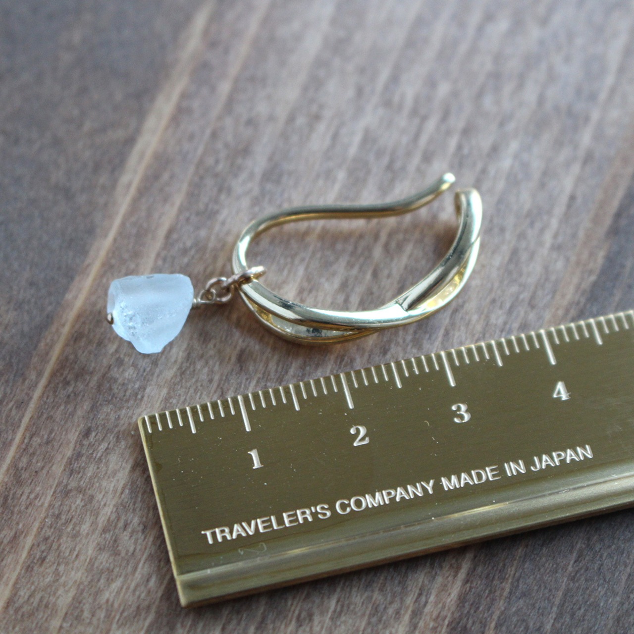 ブルートパーズ<原石>のイヤーカフ