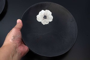 SUMI31 ゆうなの花を焼き付けた 墨色のガラス皿