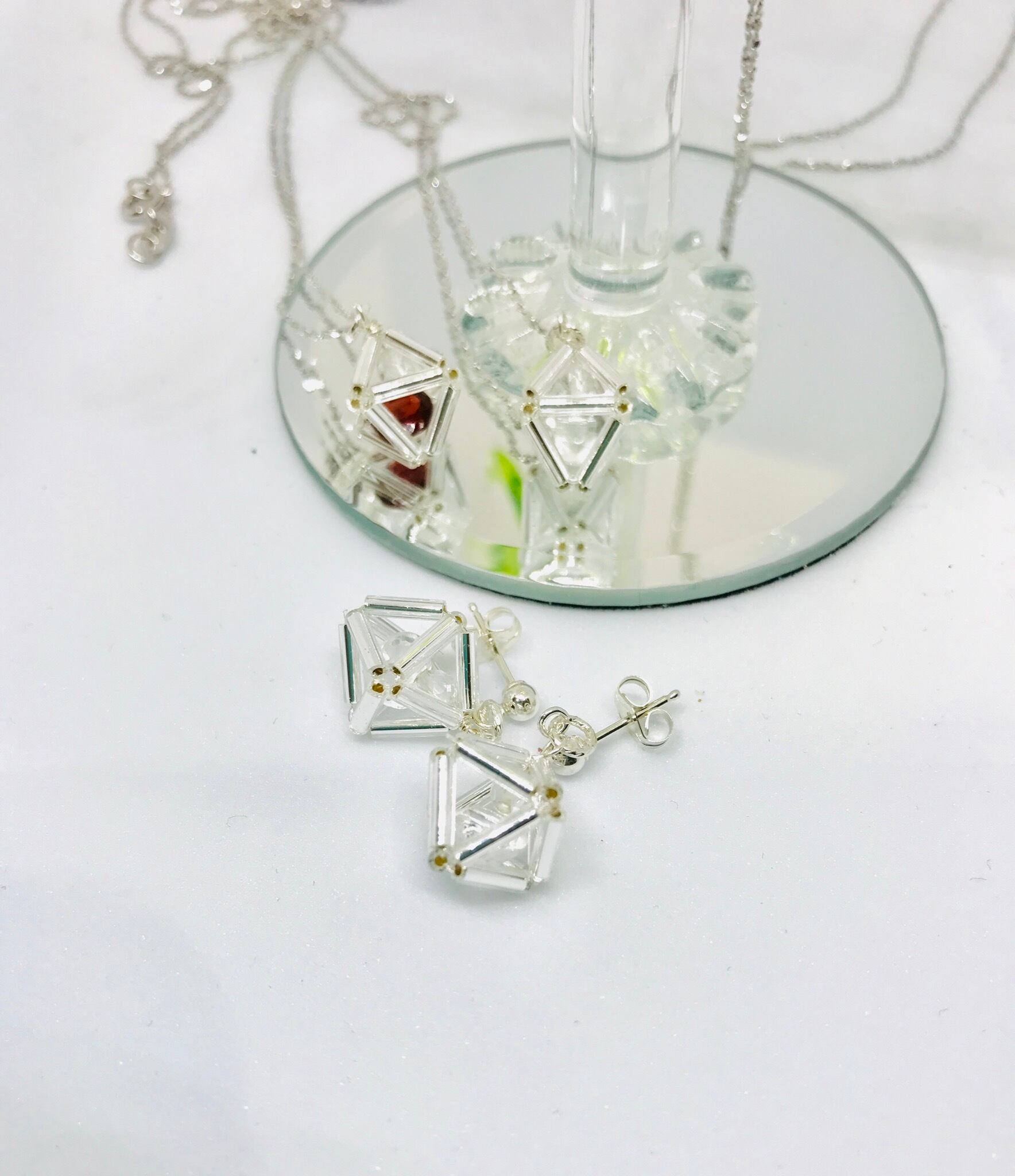 天然水晶クリスタル入り✴︎オクタヒドロン✴︎正八面体ピアス✴︎4月