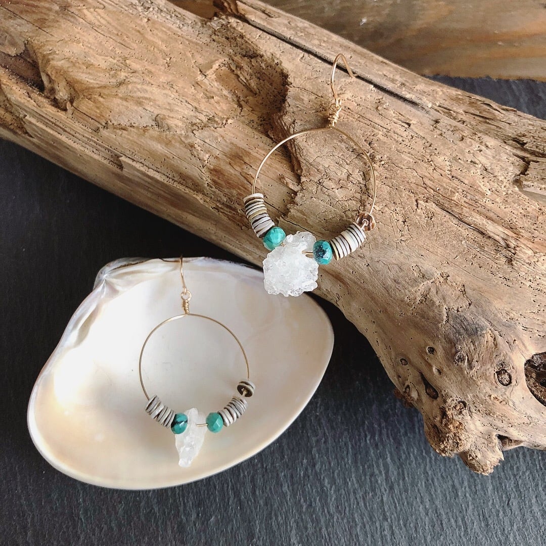グリーンシェルビーズ×ターコイズ×ラフロックドゥルージークォーツのフープピアス