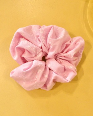 REMAKE SCRUNCHIE PINK