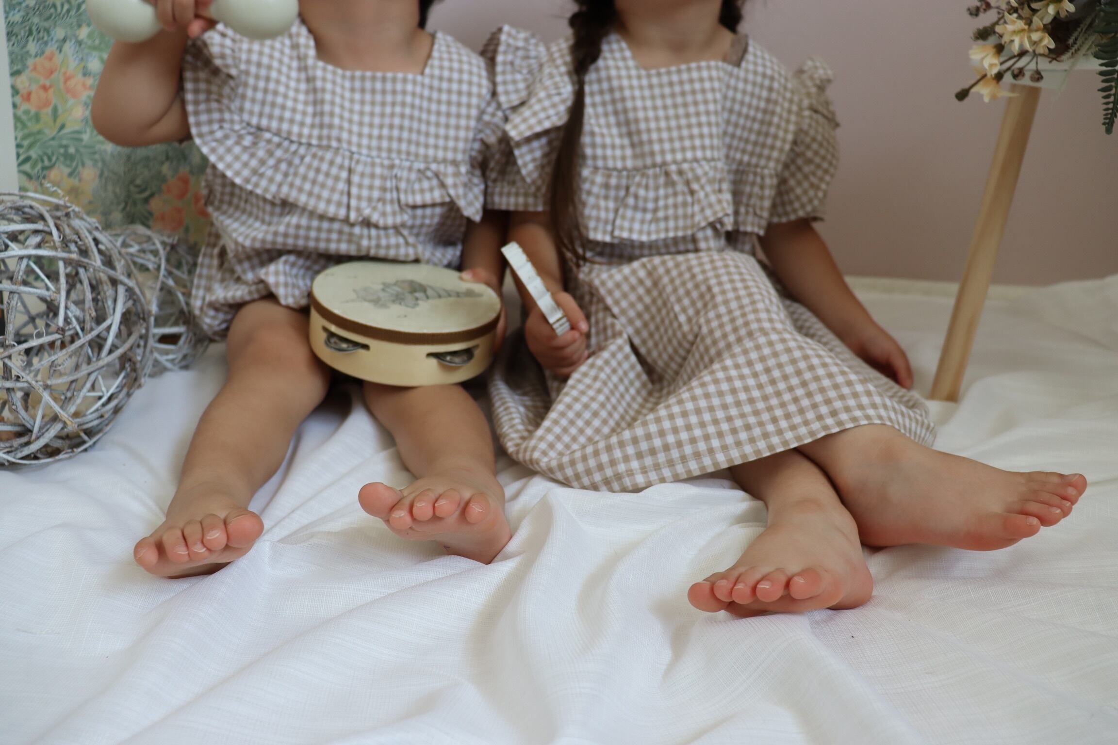 【取寄】淡色ギンガムチェックとフリルがふんわり可愛いワンピース、ロンパース