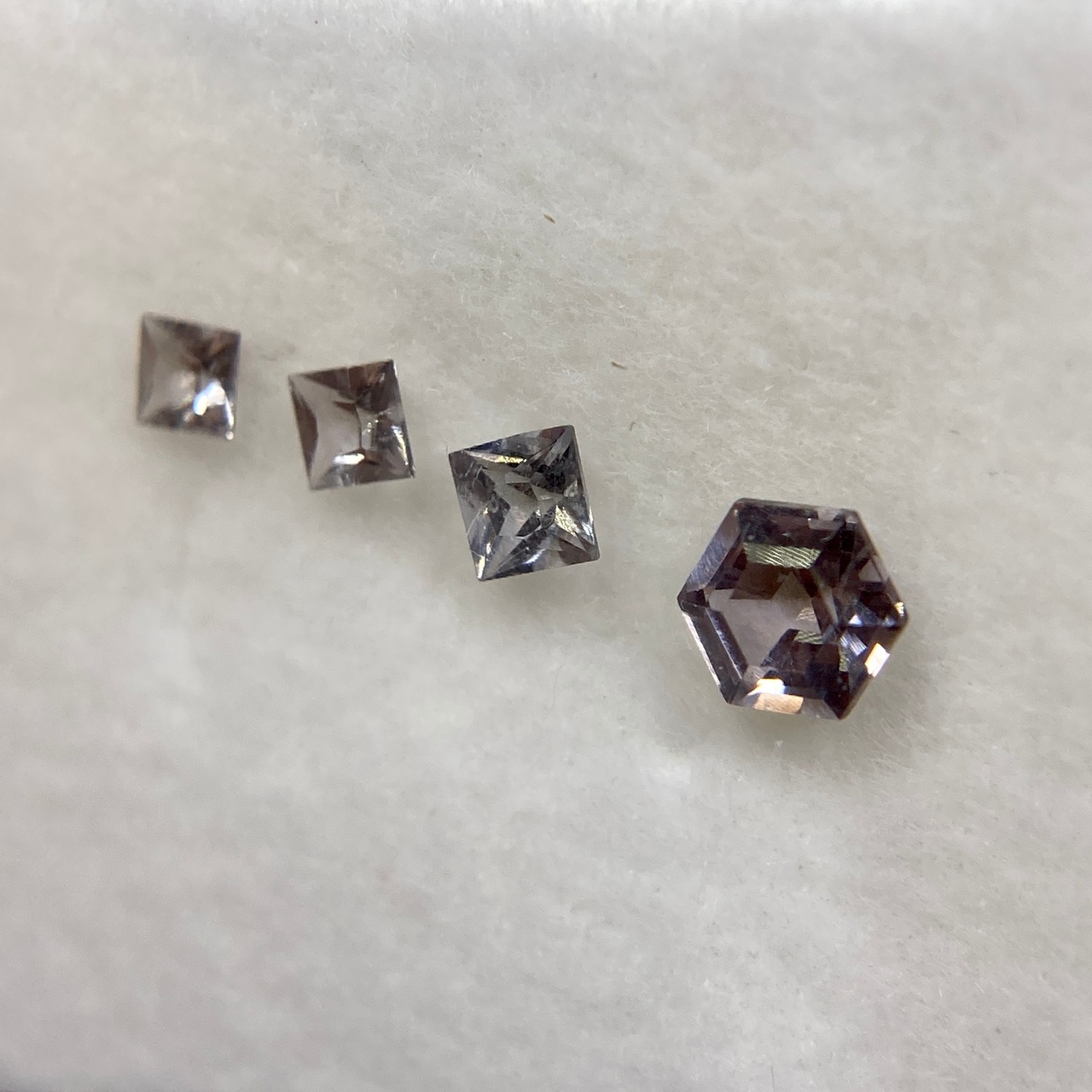 スピネルの彗星 グレー系 約1.9mm-3.4mm r-0236