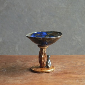 アヒルが休憩中の、味わい深いゴブレット