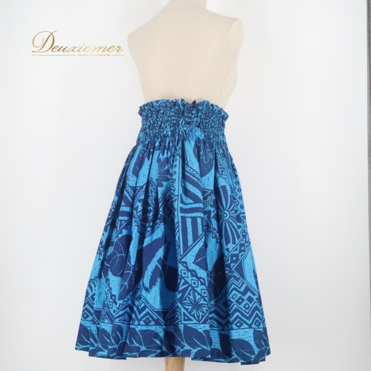 フラダンス 衣装 パウスカート ブルー系 エムエムジェイ 日本製 カヒコ柄 ハワイアンプリント アロハ フラ ダンス MMJ レッスン 練習 グランジ加工 青 水色 おしゃれ かわいい さわやか 上品 華やか 鮮やか シングル スカート ハワイアン おしゃれスカート レディース