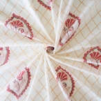 ブロックプリント生地【50cm単位】インド綿 片耳ボーダー付き 花柄(大) 白×赤×ベージュ #35070-WT1