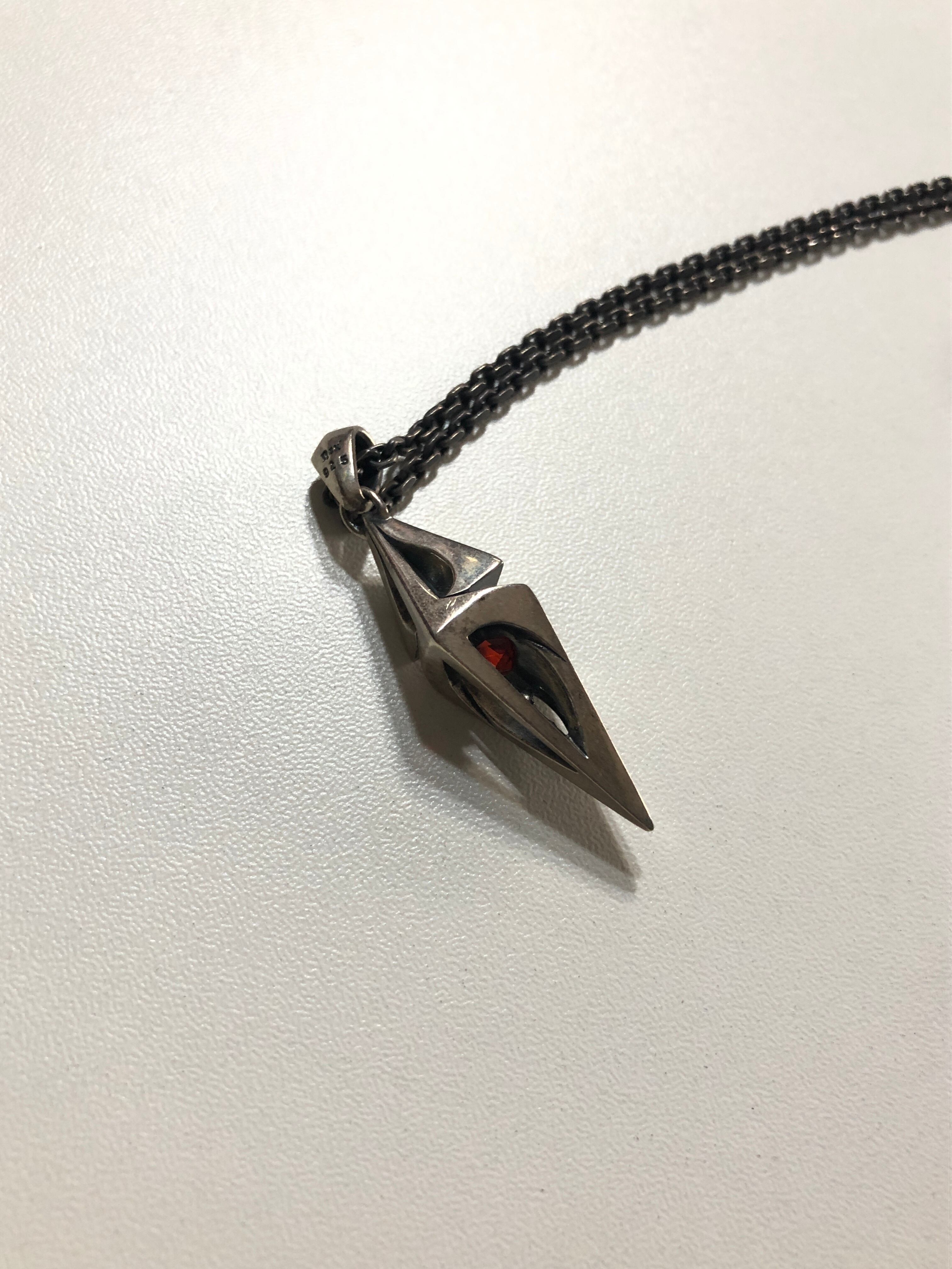 500971 エムズコレクション レッド ペンディラム トライバル ネックレス