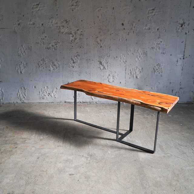 フォルムがおとなしめの一位の一枚板 ローテーブル