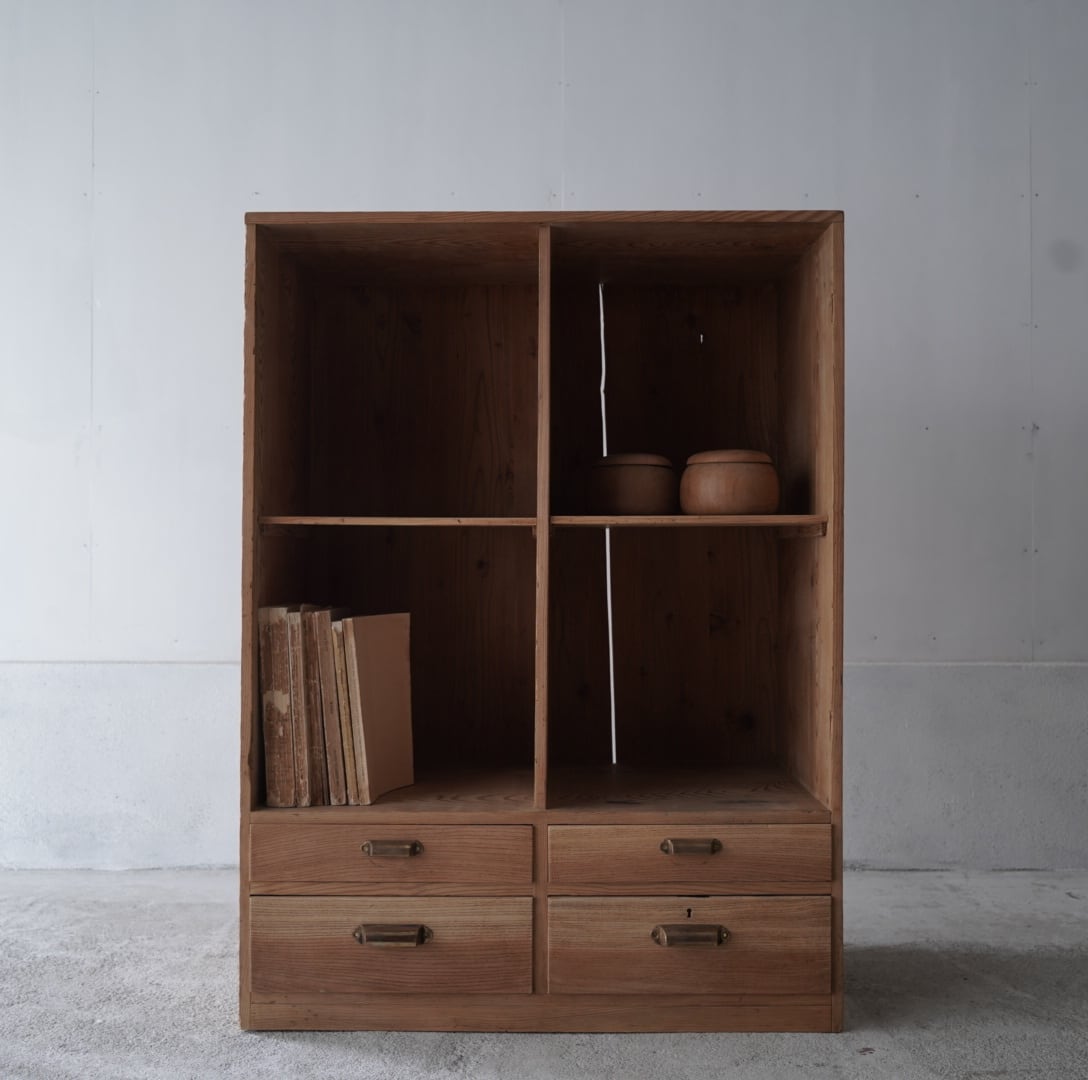 引き出しのついた木製棚